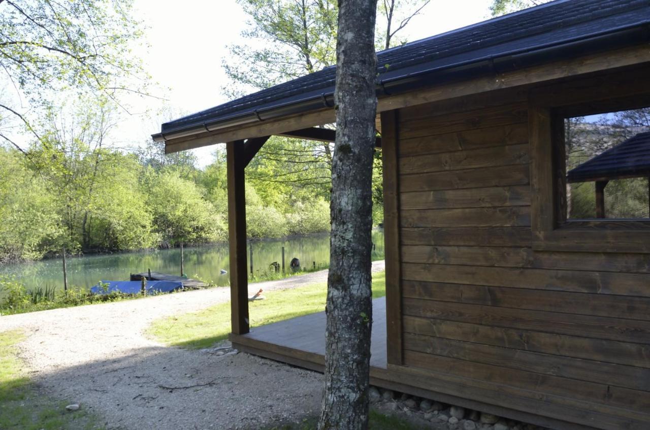 Les Lodges Du Lac Saint-Alban-de-Montbel Exterior foto